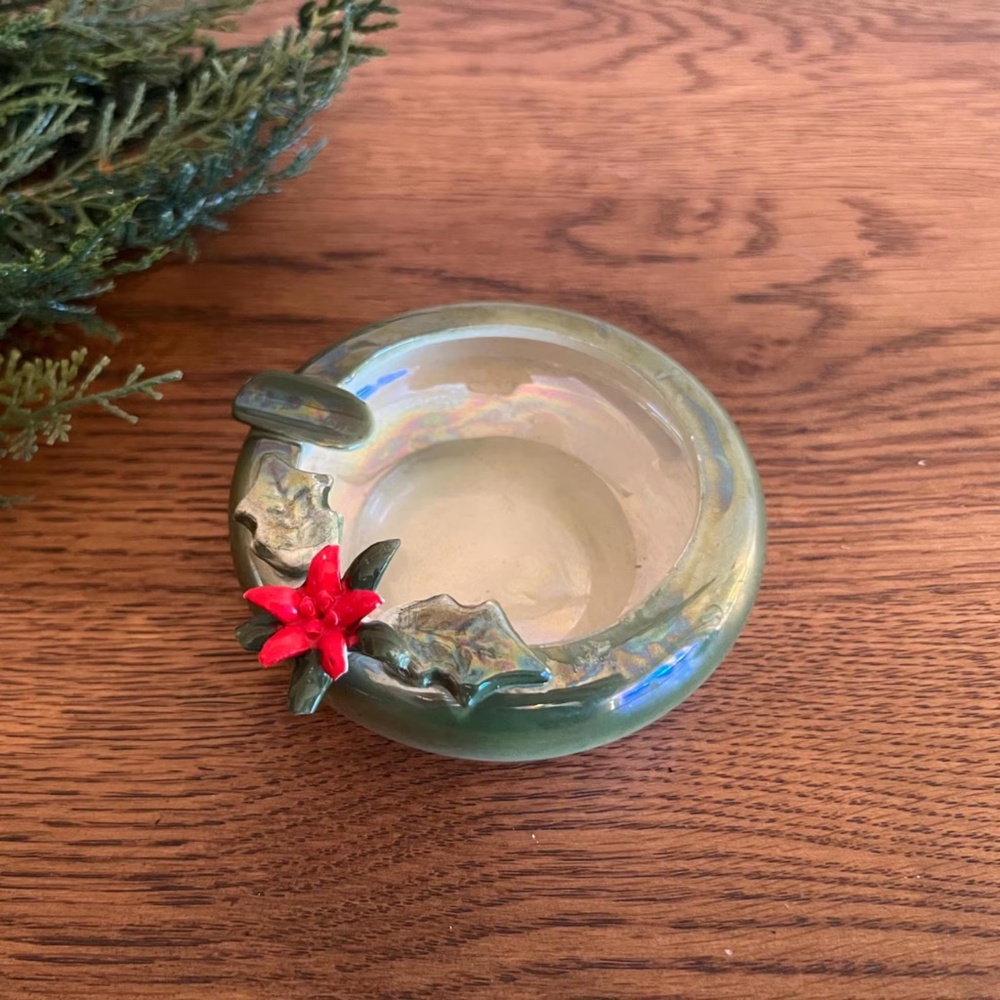 Vintage Ceramic Poinsettia Ashtray – Holiday Collectible Décor